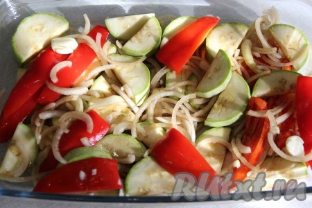 Выложить овощи в жаропрочную форму и разровнять (при желании форму можно смазать растительным маслом).