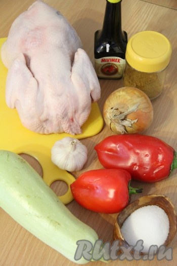 Подготовить продукты для приготовления курицы, запеченной в духовке. Цыплёнка промыть под проточной водой, а затем обсушить бумажным полотенцем.