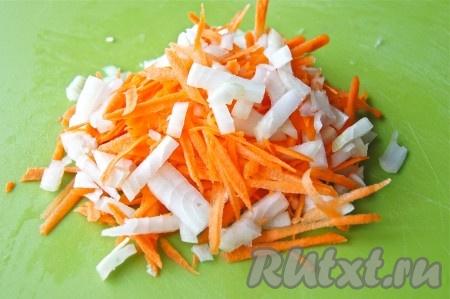 Лук мелко порубить, морковь натереть на терке.