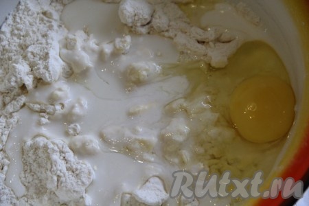 Затем влить в мучную крошку молоко, добавить яйцо и уксус.
