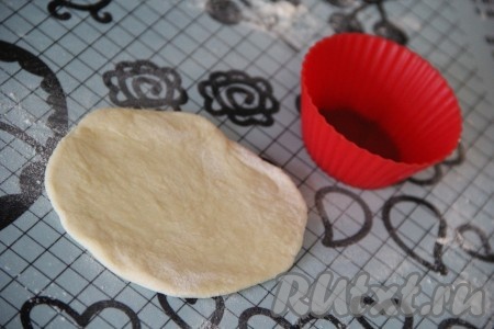 Я формировала пирожки в силиконовых формах. Раскатать тесто в круг (не тонко).