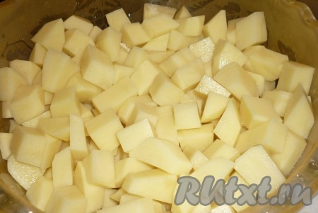Картофель почистить и нарезать на кубики среднего размера. 
