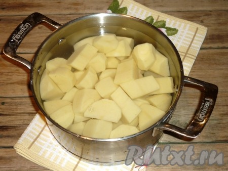 Картофель очистить и отварить в подсоленной воде до готовности. 