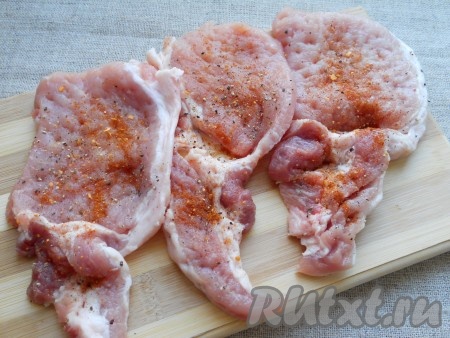 Свинину разрезать на 3 равные части, как на отбивные. Отбить молоточком, посолить и посыпать специями.
