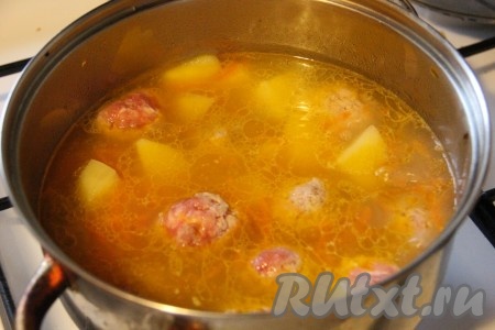 Опустить фрикадельки в кипящий суп с овощами и варить на небольшом огне минут 5-7.
