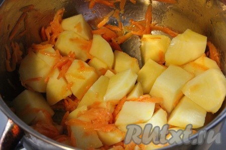 Добавить нарезанный картофель и слегка притомить (в течение нескольких минут) в масле вместе с овощами, иногда помешивая.
