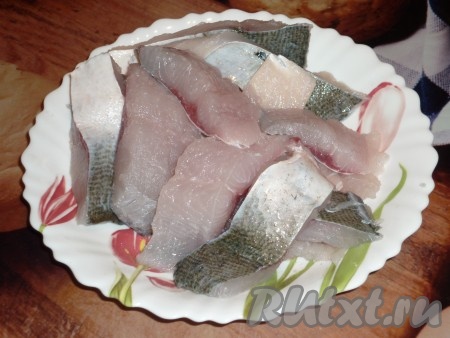 Разрезать толстолобика на кусочки шириной 3 см. Посолить, приправить приправой к рыбе, сбрызнуть лимонным соком. Оставить на 10-15 минут, чтобы рыбка промариновалась. 
