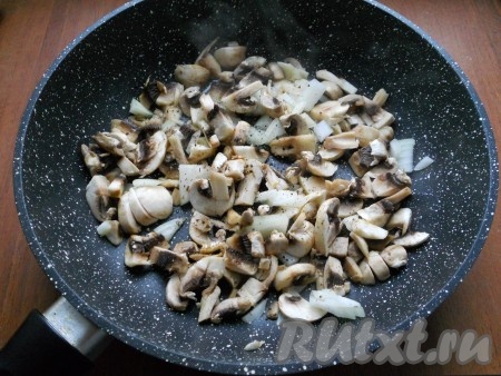 Шампиньоны мелко нарезать, поместить в сковороду с растительным маслом. Обжарить грибы вместе с нарезанным репчатым луком, помешивая, до мягкости лука. Немного посолить и поперчить. Остудить.

