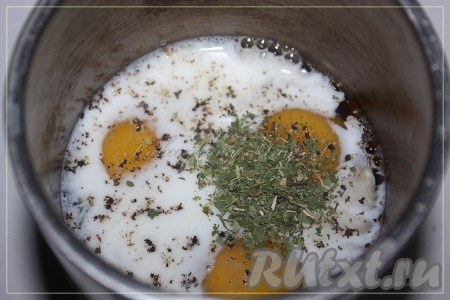 Яйца, молоко, соль и специи хорошо взбить миксером (блендером).
