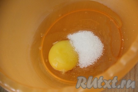 В глубокой миске соединить соль, яйцо и ванильный сахар, слегка взбить венчиком.
