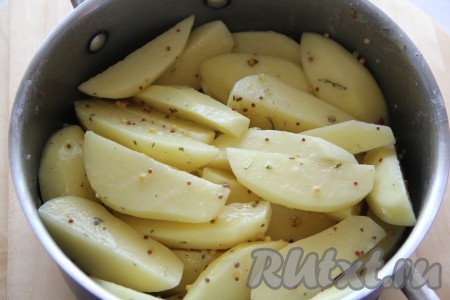 Добавить получившийся горчичный соус к картофельным долькам и тщательно перемешать.