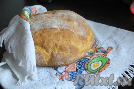 Подошедший хлеб из тыквы отправить в духовку и выпекать при температуре 180 градусов до золотистой корочки, примерно 30-40 минут.

