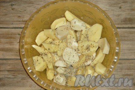 Картофель очистить, помыть, нарезать достаточно крупно, добавить соль, розмарин, чёрный молотый перец. 
