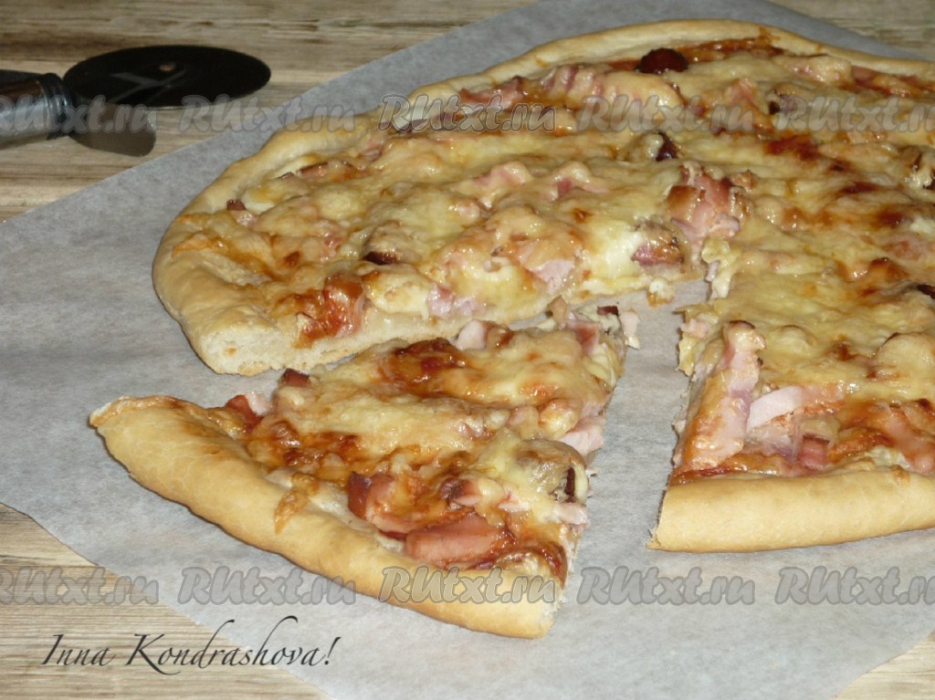 Пицца с колбасой и сыром и солеными огурцами