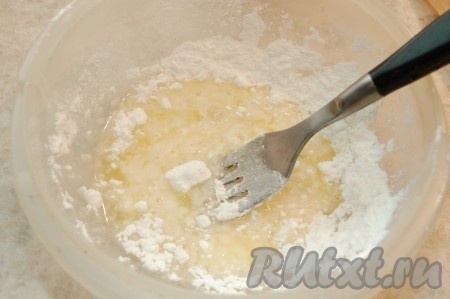 Пока булочки пекутся, готовим апельсиновую глазурь. Для этого отожмем в миску несколько столовых ложек апельсинового сока и добавим к соку сахарную пудру.