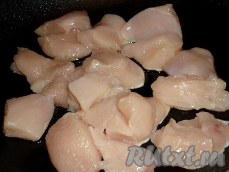 Сковороду разогреть с небольшим количеством растительного масла и обжарить куриное филе в течение 5-7 минут. 
