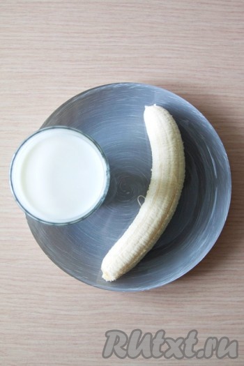 Стакан молока вылейте в глубокую миску и постепенно подсыпайте к нему подготовленную сухую смесь, хорошо перемешивая.
