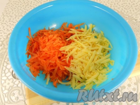 Морковь очистить и помыть. Морковь и сыр натереть на крупной терке. 
