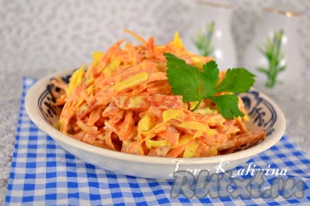 Салат из моркови, сыра и колбасы