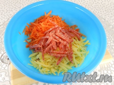 Колбасу нарезать тонкой соломкой, добавить в салат к моркови и сыру.
