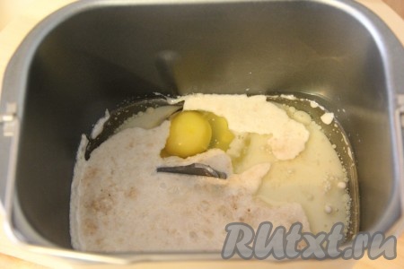 Подошедшие дрожжи, яйцо и растительное масло добавить в ведёрко хлебопечки.
