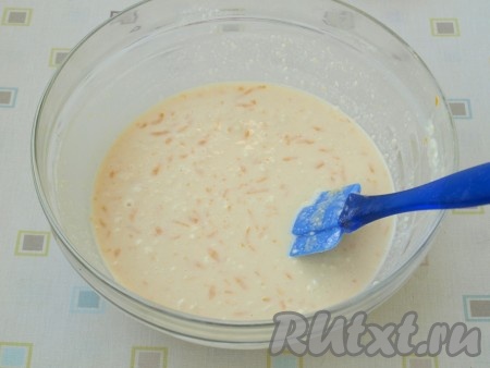 Молоко добавить порциями, тщательно размешивая. Оставить готовое тесто на 15 минут, после чего приступать к жарке.

