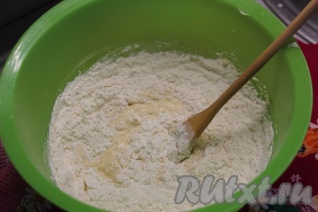 Добавляем соль, подошедшие дрожжи и просеянную муку. Замешиваем тесто, оно должно быть очень эластичным, но не липнуть сильно к рукам.
