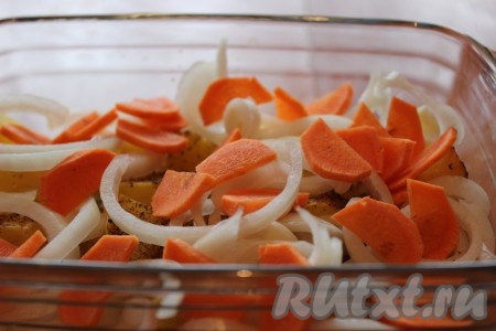 На лук выложить нарезанную тонкими полукольцами морковь.
