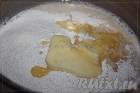 Добавить просеянную муку, соль, ванилин и размягченное масло, замесить руками тесто.
