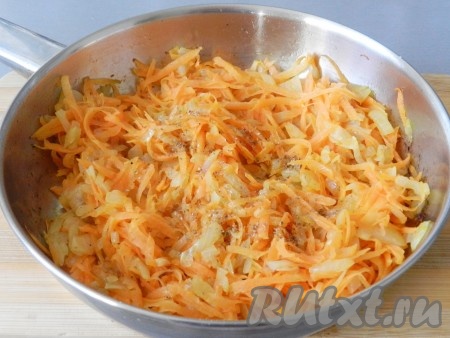 Разогреть растительное масло и обжарить лук и морковь, иногда помешивая, до золотистого цвета. Приправить солью, перцем и кориандром по вкусу.
