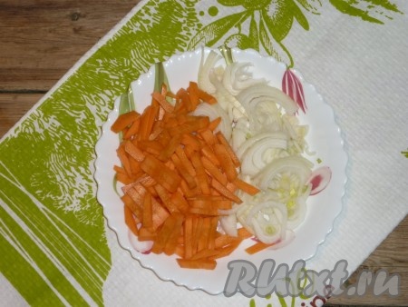 Лук и морковь почистить, помыть. Морковь нарезать брусочками, лук - полукольцами. 

