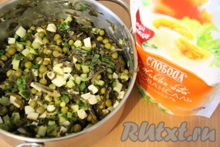 Добавить в салат зелёный лук, посолить по вкусу и хорошо перемешать. Заправить майонезом непосредственно перед подачей.