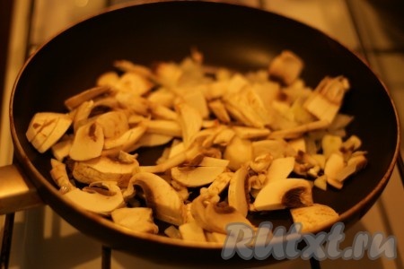 Лук, чеснок и грибы обжарить на сухой сковородке, постоянно, помешивая в течение 3 минут. 