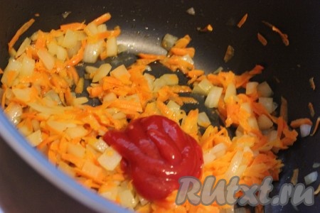 В чашу мультиварки налить немного растительного или оливкового масла, поместить туда натертую морковь и репчатый лук. Выставить программу "Жарка" на 15 минут, время от времени овощи нужно помешивать. Через 10 минут в чашу мультиварки к морковке и луку добавить две столовые ложки томатной пасты или кетчупа. Все тщательно перемешать и обжаривать до отключения сигнала, не забывая помешивать.
