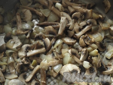Растопить в сковороде сливочное масло и обжарить в нём грибы с луком, периодически помешивая, в течение 8-10 минут, в конце посолить. Готовую грибную начинку измельчить в блендере.
