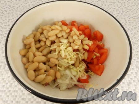 В салат с помидорами, луком, сыром и колбасой добавить консервированную фасоль и измельченный чеснок.
