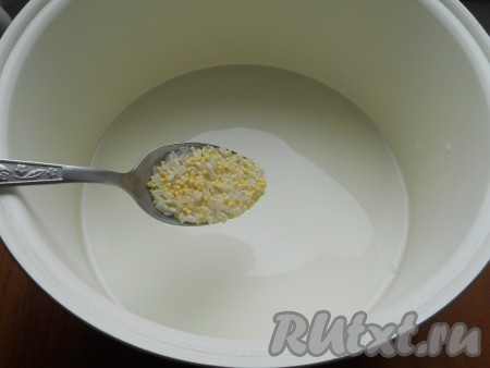 Пшено с рисом выложить в чашу мультиварки, добавить воду, молоко, сахар и соль.
