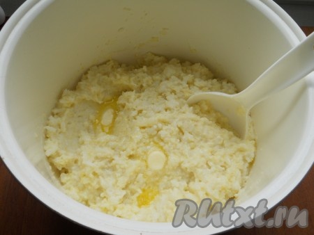 Выставить режим мультиварки "Молочная каша" на 55 минут. В готовую рисово-пшенную кашу добавить сливочное масло, перемешать. При желании в кашу можно добавить запаренный изюм или цукаты.
