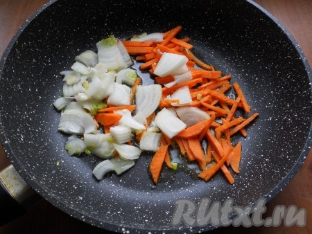 Лук нарезать тонкими перьями, морковь - тонкой соломкой и выложить на сковороду в разогретое растительное масло.
