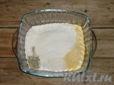Розмарин измельчить в ступе. Соединить кукурузную и пшеничную муку, сахар, соль, паприку и измельченный розмарин. 