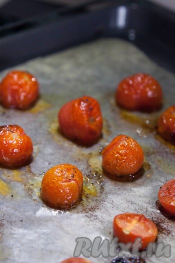 Запекайте помидоры 15 минут.