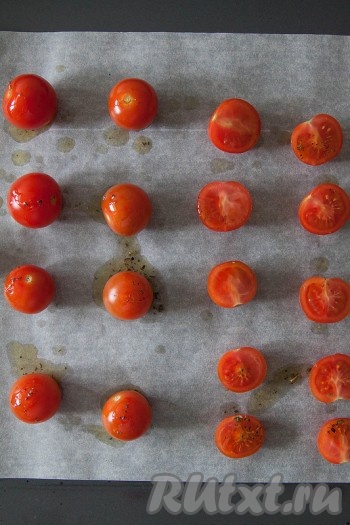 Разогрейте духовку до 180 градусов. Застелите противень пекарской бумагой и выложите помидоры (целые или половинки), полив их подготовленным пряным оливковым маслом. 
