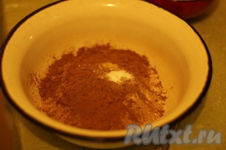Содержимое мерного стаканчика высыпаем в миску, добавляем соду и пряности.