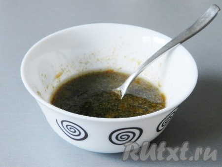 Для приготовления маринада смешать соевый соус, сухой чеснок, оливковое масло и чёрный молотый перец.
