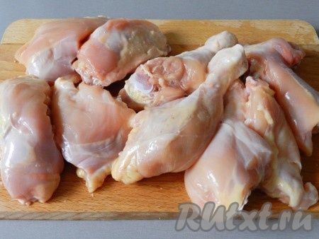 Разрезать куриные окорочка на 3 части, косточки оставить (если готовите шашлык не из окорочков, а только из куриных ножек, то ничего разрезать не надо).
