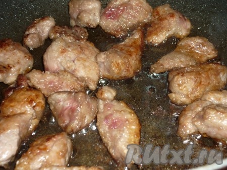 Затем влить соевый соус и добавить мёд. Помешивая, готовить свинину до загустения соуса, примерно 2-3 минуты. 
