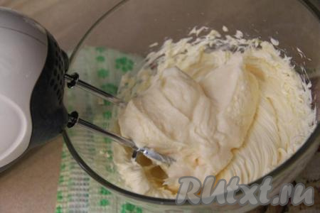 В отдельной глубокой миске сливочное масло комнатной температуры взбить миксером в течение 5-7 минут (до побеления). Затем, продолжая взбивать, добавить небольшими частями весь остывший заварной крем. Готовый заварной крем "Пломбир", замешанный на сметане, крахмале и сливочным маслом, получается воздушным, нежным. Им можно наполнить профитроли, эклеры и другие пирожные.