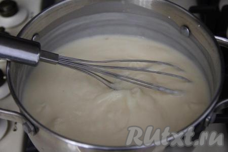 Постоянно перемешивая венчиком, довести крем до кипения, затем немного уменьшить огонь, проварить 1 минуту (до загустения) и убрать с огня.&nbsp;
