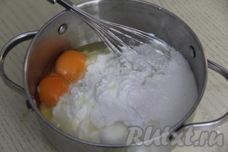 Сюда же всыпать крахмал и вбить сырые яйца.