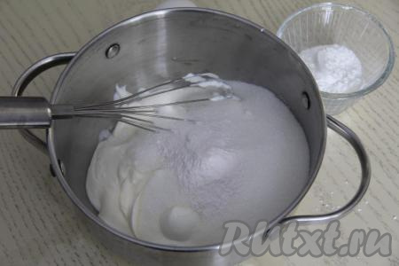 Взять кастрюлю с толстым дном, выложить в неё сметану, сразу всыпать сахар и ванильный сахар.